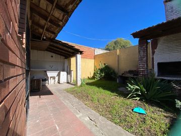 2 Casas mismo lote, Patio y Parrilla en Zona Camet