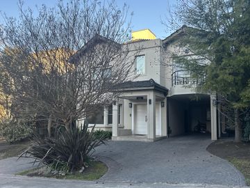 Casa en  Barrancas de Guido.  Quilmes