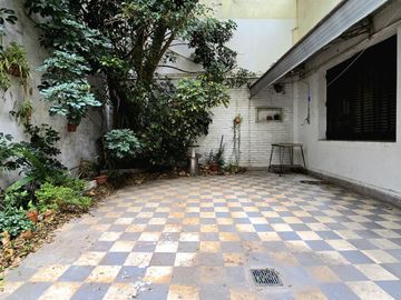 Venta PH en Villa Crespo 4 ambientes cochera patio y parrilla. Apto crédito