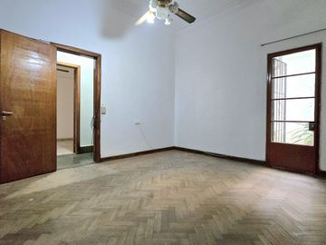 Venta PH en Villa Crespo 4 ambientes cochera patio y parrilla. Apto crédito