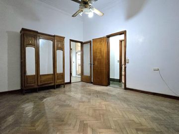 Venta PH en Villa Crespo 4 ambientes cochera patio y parrilla. Apto crédito
