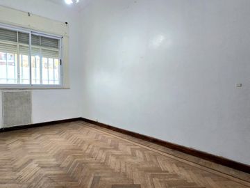 Venta PH en Villa Crespo 4 ambientes cochera patio y parrilla. Apto crédito