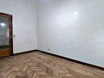Venta PH en Villa Crespo 4 ambientes cochera patio y parrilla. Apto crédito