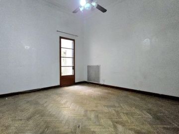 Venta PH en Villa Crespo 4 ambientes cochera patio y parrilla. Apto crédito