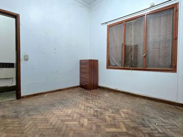 Venta PH en Villa Crespo 4 ambientes cochera patio y parrilla. Apto crédito