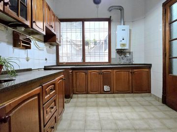 Venta PH en Villa Crespo 4 ambientes cochera patio y parrilla. Apto crédito