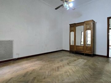 Venta PH en Villa Crespo 4 ambientes cochera patio y parrilla. Apto crédito