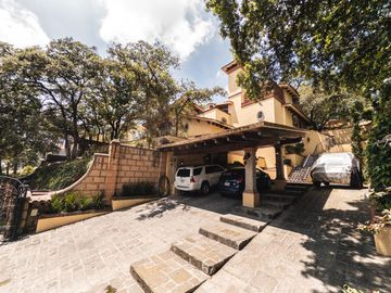 Residencia estilo hacienda con más de 1,900 m² en Vallescondido – Zona Esmeralda