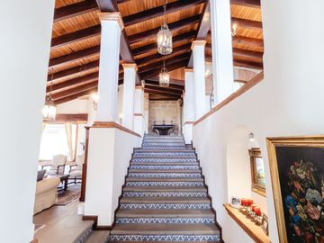 Residencia estilo hacienda con más de 1,900 m² en Vallescondido – Zona Esmeralda
