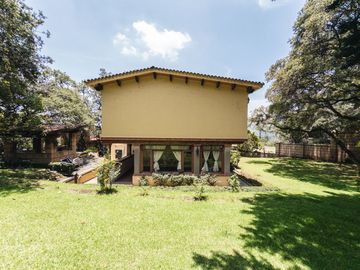 Residencia estilo hacienda con más de 1,900 m² en Vallescondido – Zona Esmeralda