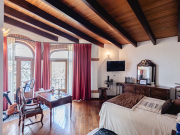 Residencia estilo hacienda con más de 1,900 m² en Vallescondido – Zona Esmeralda
