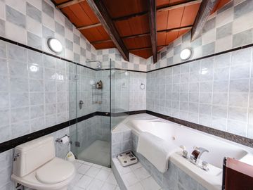 Residencia estilo hacienda con más de 1,900 m² en Vallescondido – Zona Esmeralda