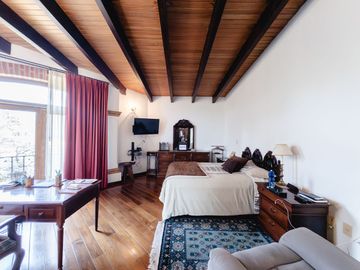 Residencia estilo hacienda con más de 1,900 m² en Vallescondido – Zona Esmeralda
