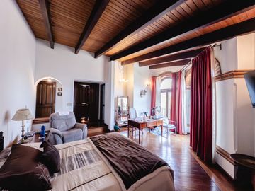 Residencia estilo hacienda con más de 1,900 m² en Vallescondido – Zona Esmeralda