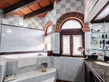 Residencia estilo hacienda con más de 1,900 m² en Vallescondido – Zona Esmeralda