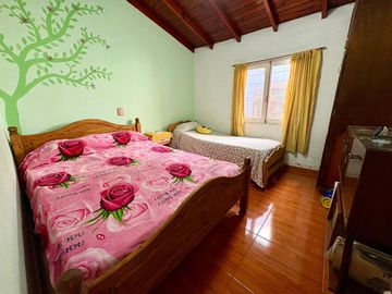 VENTA CASA 4 AMB CON COCHERA, JARDIN Y PARRILLA