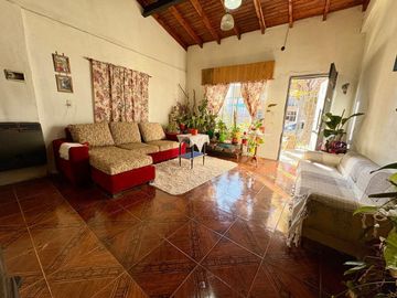 VENTA CASA 4 AMB CON COCHERA, JARDIN Y PARRILLA