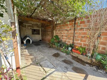 VENTA CASA 4 AMB CON COCHERA, JARDIN Y PARRILLA