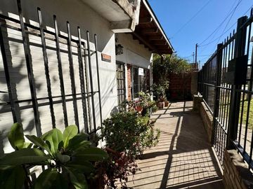 VENTA CASA 4 AMB CON COCHERA, JARDIN Y PARRILLA