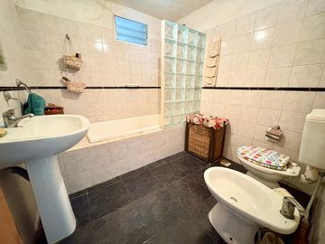 VENTA CASA 4 AMB CON COCHERA, JARDIN Y PARRILLA