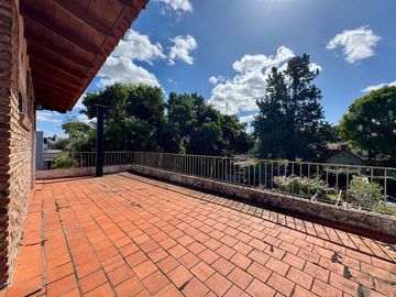 CASA EN VENTA 6 AMBIENTES EN HURLINGHAM