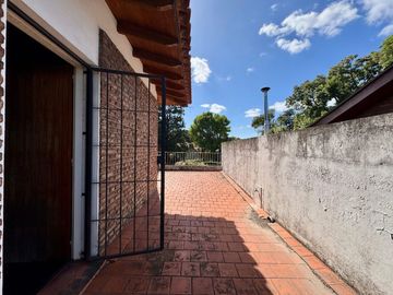 CASA EN VENTA 6 AMBIENTES EN HURLINGHAM