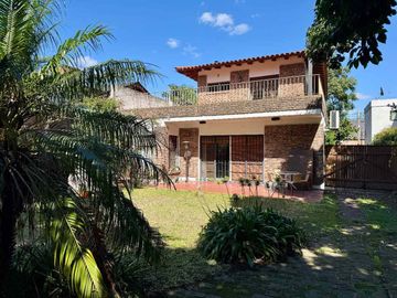 CASA EN VENTA 6 AMBIENTES EN HURLINGHAM