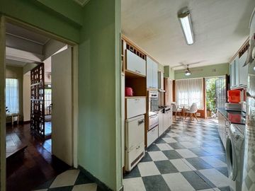 CASA EN VENTA 6 AMBIENTES EN HURLINGHAM