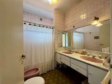 CASA EN VENTA 6 AMBIENTES EN HURLINGHAM