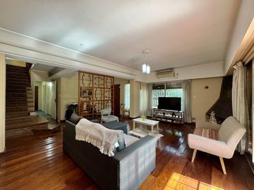 CASA EN VENTA 6 AMBIENTES EN HURLINGHAM
