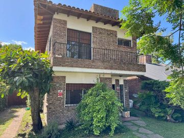 CASA EN VENTA 6 AMBIENTES EN HURLINGHAM