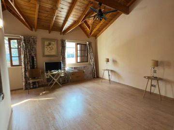 EXCELENTE CASA TRIPLEX EN VENTA 5 AMBIENTES