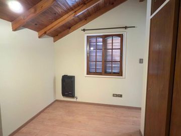 EXCELENTE CASA TRIPLEX EN VENTA 5 AMBIENTES