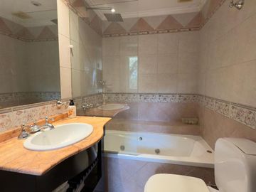 EXCELENTE CASA TRIPLEX EN VENTA 5 AMBIENTES