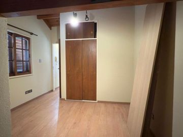 EXCELENTE CASA TRIPLEX EN VENTA 5 AMBIENTES