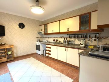 EXCELENTE CASA TRIPLEX EN VENTA 5 AMBIENTES