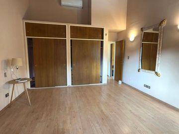 EXCELENTE CASA TRIPLEX EN VENTA 5 AMBIENTES