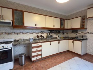 EXCELENTE CASA TRIPLEX EN VENTA 5 AMBIENTES