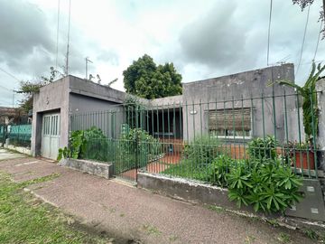 VENTA CASA 3 AMB C/PATIO Y GARAGE - CLAYPOLE