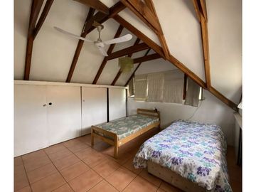 Amplia Casa en pasaje Seguro, remodelada!