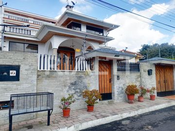 Casa con piscina de venta en Cumbayá La Primavera