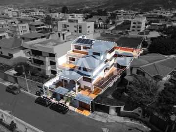 Casa con piscina de venta en Cumbayá La Primavera