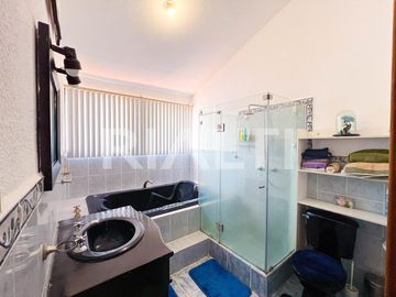 Casa con piscina de venta en Cumbayá La Primavera