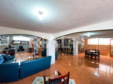 Casa con piscina de venta en Cumbayá La Primavera