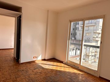 Departamento en venta de 2 ambientes con cochera en Caballito