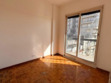 Departamento en venta de 2 ambientes con cochera en Caballito
