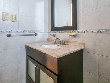 Venta departamento dos amb. con cochera San Isidro