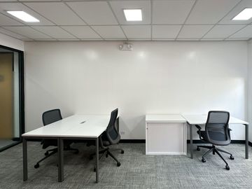 Tailor-made dream offices for 3 employees in Spaces PNB Makati Center