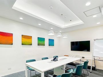 Private office space for 4 employees in Regus Colours Town Center