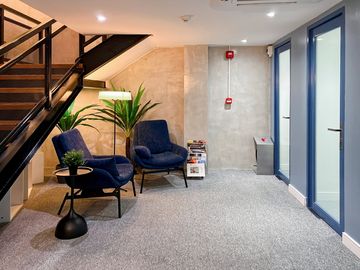 All-inclusive access to professional office space for 15 employees in HQ Triumph Building